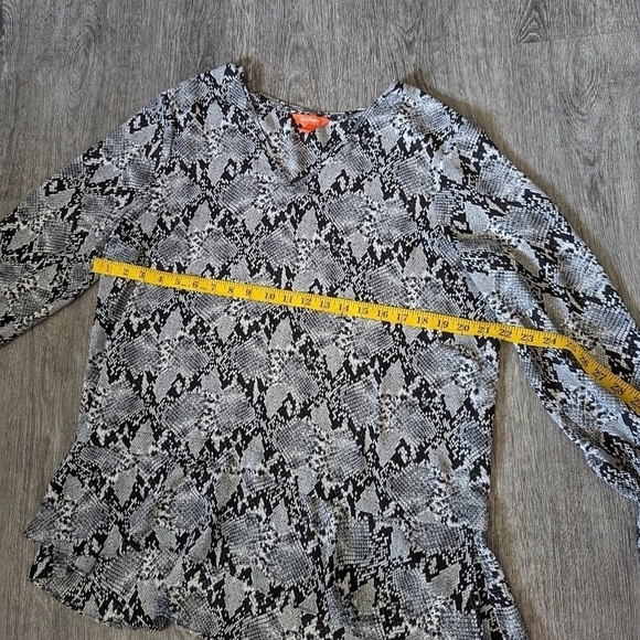 WOMAN'S Joe Fresh Black & White Snake Print Long Sleeve Blouse-Size Large - Picture 4 of 5